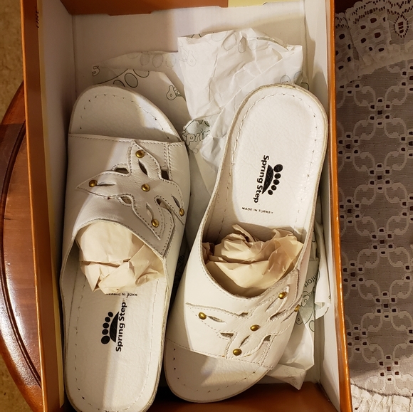 New Spring Step White Sandals - Picture 2 of 12